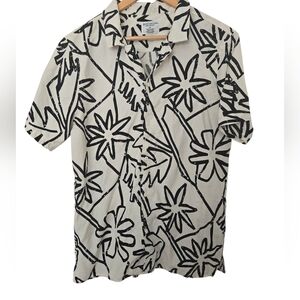 Distortion Men's Black and White Patterned Shirt Size Medium